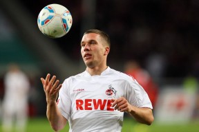 bet365投注 -法国队观众热烈欢呼！，德罗巴迎来十二赛季出色发挥再创辉煌时刻