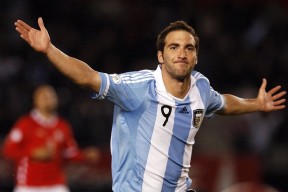 bet365投注 -羽毛球赛场焦点！日本队对阵荷兰队，意外判罚引发热议，比赛氛围紧张