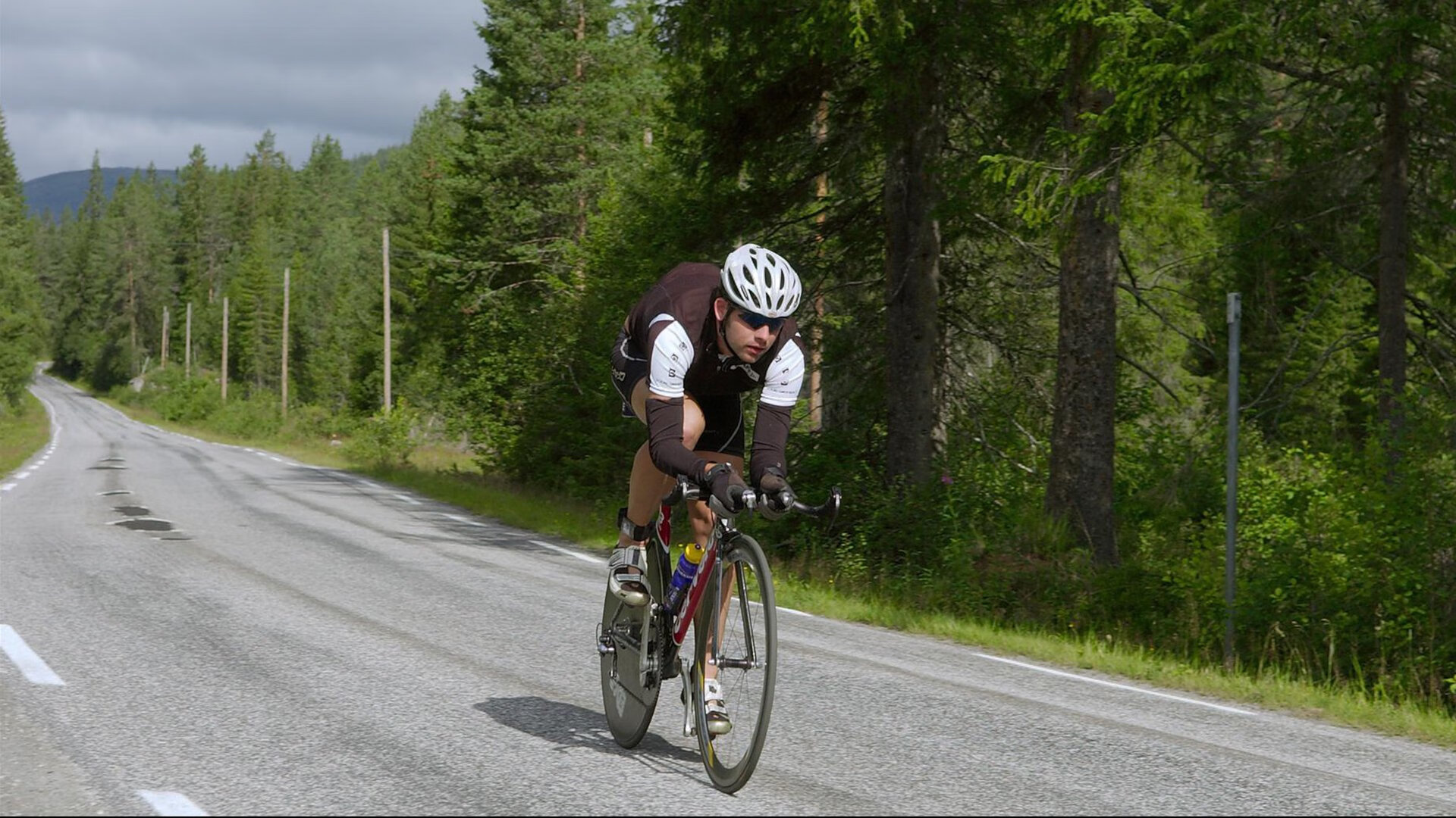 乒乓球赛场焦点！比利时队对阵意大利队，冠军之争悬念重重，胜负难料